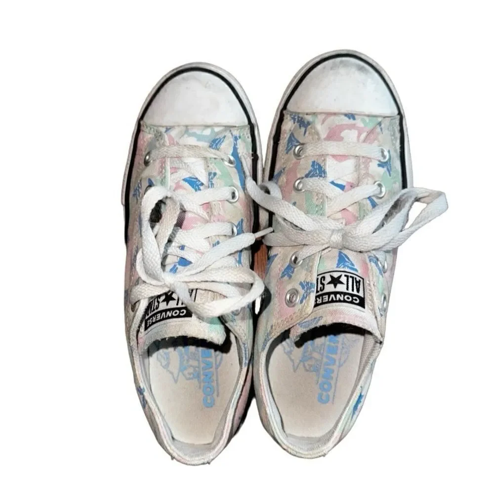 ❤️‍🔥Converse Junior Low Tops White Shark Pastel Print - Size 2